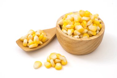 ahşap kase ve beyaz arka plan üzerinde izole kaşık taze tatlı Mısır