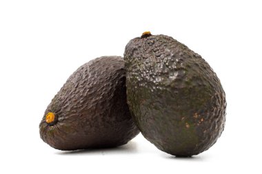 avokado beyaz arkaplanda izole edildi