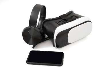 vr kutusu sanal gerçeklik gözlüğü mobil ve kulaklık beyaz arka plan izole