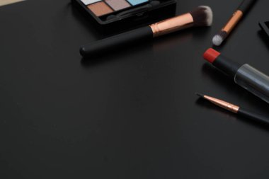 makyaj ve fırçalar üzerinde siyah arka plan