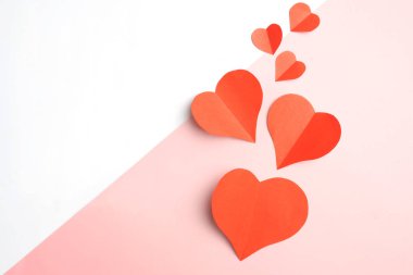 Beyaz arka plan üzerinde izole kırmızı kağıt Kalpler