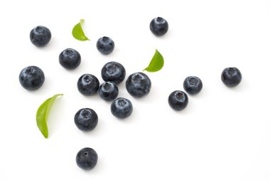 Grup yaban mersini ve beyaz arka plan üzerinde izole yaprak