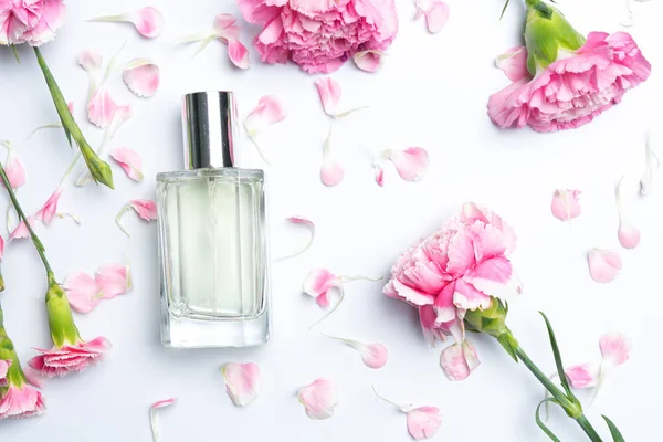 Hermosas Botellas Perfume Claveles Rosados Sobre Fondo Blanco — Foto de Stock