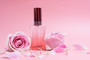 Pembe arka planda güzel parfüm şişeleri