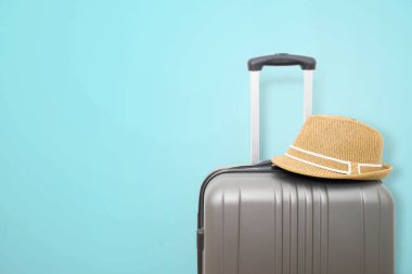 yaz tatil kavramı bavul ya da Bagaj çanta şapka ile seyahat