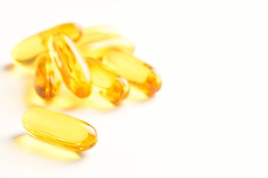 Beyaz arkaplanda balık yağı kapsülleri izole