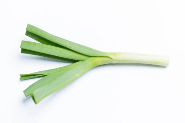 Beyaz arka plan üzerinde izole genç-yeşil sarımsak
