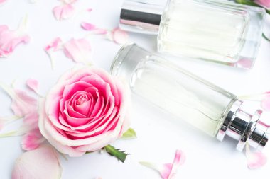 Pembe bir arka plan üzerinde güzel parfüm şişeleri