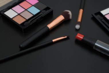 makyaj ve fırçalar üzerinde siyah arka plan