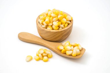 ahşap kase ve beyaz arka plan üzerinde izole kaşık taze tatlı Mısır