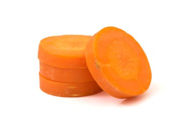 Beyaz arka planda izole edilmiş havuç dilimi