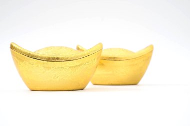 Beyaz arka plan üzerinde izole Çin Altın külçeler