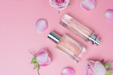 Pembe arka planda güzel parfüm şişeleri