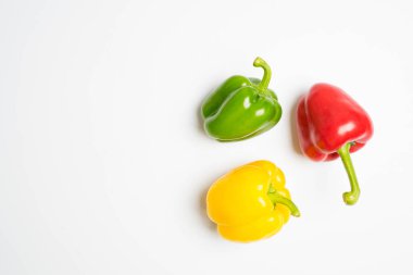 Beyaz arka plan üzerinde izole renkli biber çan