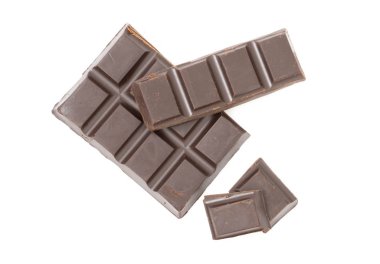 Beyaz arkaplanda izole edilmiş çikolatayı kapat