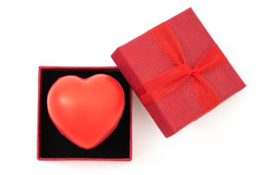 kalp hediye veya mevcut kutu kavramı ile kağıt kutu şeklinde