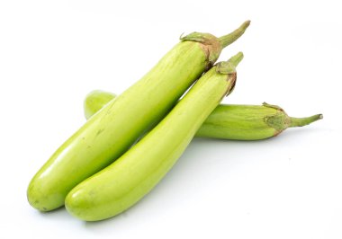 Beyaz arka planda izole patlıcan taze sebzeler