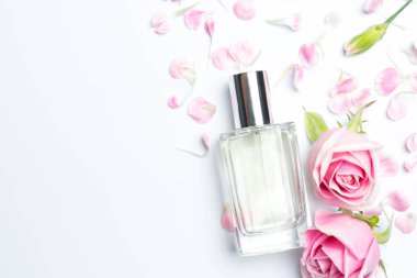 Güzel parfüm şişeleri ve beyaz arka planda gül.