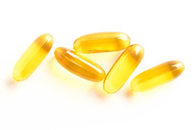 Beyaz arkaplanda balık yağı kapsülleri izole