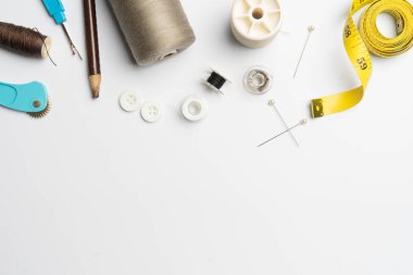 dikiş malzemeleri ve aksesuarlar, iğne işi kumaş biriktiricileri beyaz arka plan üzerinde