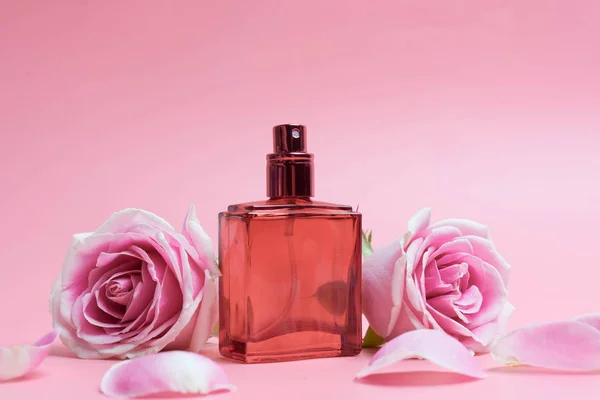 Schöne Parfümflaschen Auf Rosa Hintergrund — Stockfoto