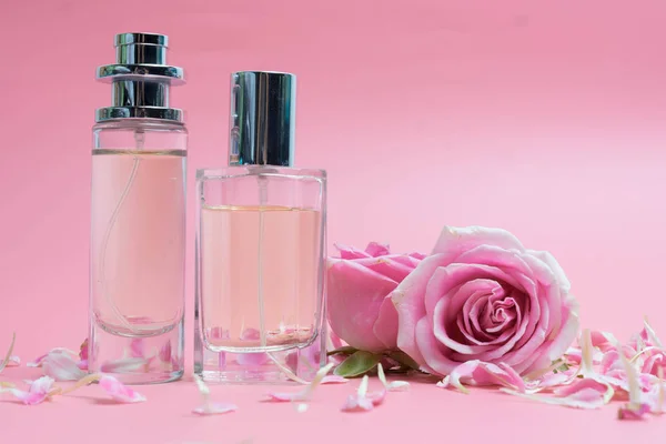 Schöne Parfümflaschen Und Rose Auf Rosa Hintergrund — Stockfoto