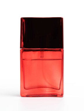 Beyaz arka plan üzerinde izole kırmızı parfüm şişesi