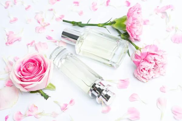 Mooie Parfumflesjes Roze Achtergrond — Stockfoto