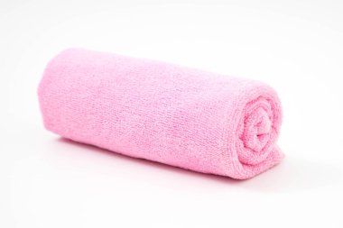 pembe havlu üzerinde beyaz izole kadar haddelenmiş