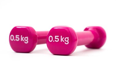 Beyaz arkaplanda iki pembe dambıl var.