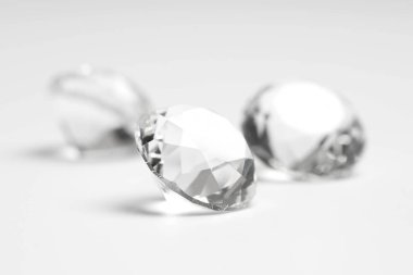 Beyaz arkaplanda izole edilmiş elmas