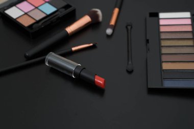 makyaj ve fırçalar üzerinde siyah arka plan