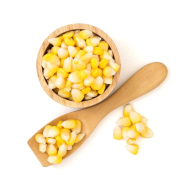 tahta kaşık beyaz arka plan üzerinde izole içinde taze tatlı Mısır