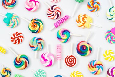 renkli lolipop ve farklı renkli yuvarlak şeker üst görünümü