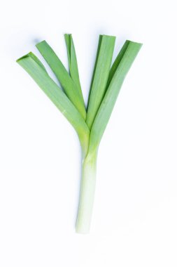 Beyaz arka plan üzerinde izole genç-yeşil sarımsak