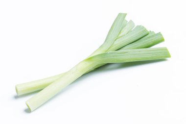 Beyaz arka plan üzerinde izole genç-yeşil sarımsak