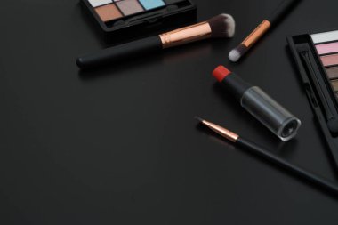 makyaj ve fırçalar üzerinde siyah arka plan