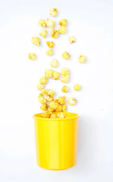 Popcorn Kbelíku Bílém Pozadí — Stock fotografie