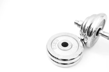 Gümüş demir halterler beyaz arkaplanda izole edilmiş.