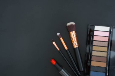 makyaj ve fırçalar üzerinde siyah arka plan