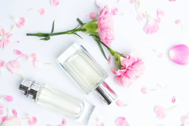 Pembe arka planda parfüm şişeleri