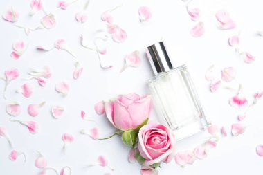 Parfüm şişeleri ve beyaz arka plan üzerinde gül