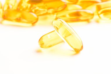 Balık yağı kapsülleri üzerinde beyaz izole