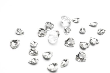 Beyaz arkaplanda elmas