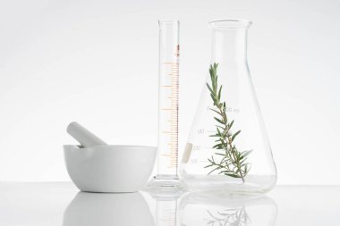 Laboratuar ve araştırma ile alternatif ot ilacı