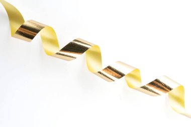 Altın şerit izole üzerinde beyaz rulo