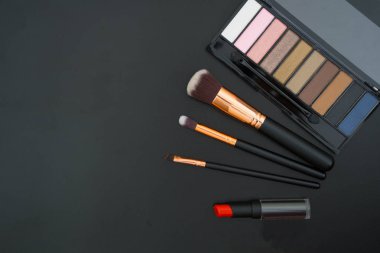 makyaj ve fırçalar üzerinde siyah arka plan