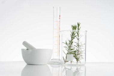 Laboratuar ve araştırma ile alternatif ot ilacı