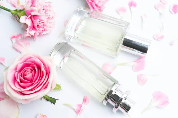 Parfumflesjes op roze achtergrond — Stockfoto