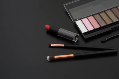 makyaj ve fırçalar üzerinde siyah arka plan